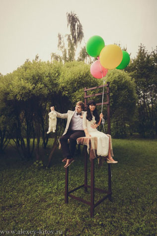 реальная свадьба, современная свадьба, гигантский стул, шарики