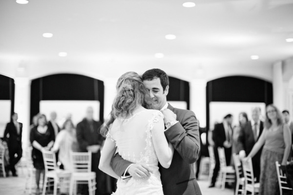 жених и невеста танцуют