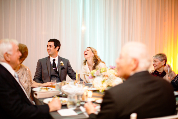 жених и невеста за столом