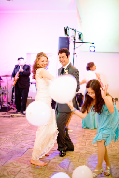 жених и невеста веселятся