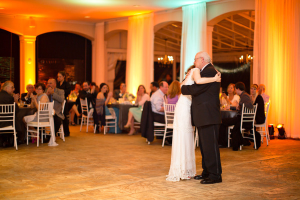 невеста и отец обнимаются