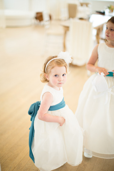 цветочные девочки в платьях с бирюзовыми поясами