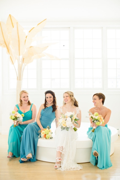 невесты и подружки невесты в бирюзовых платьях