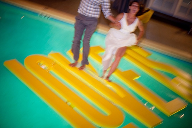 Молодожены в бассейне