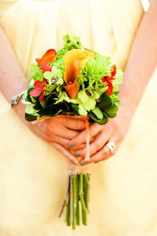 современная свадьба на пляже, букеты подружек невесты