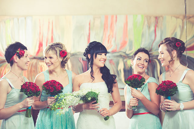 современная свадьба в красно-пастельных тонах, невеста с подружками
