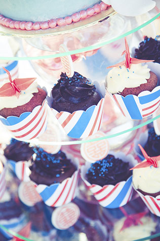 современная свадьба в красно-пастельных тонах, сладости