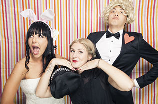 современная свадьба в красно-пастельных тонах, фотосессия с гостями