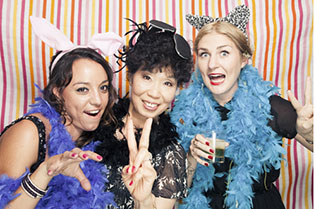 современная свадьба в красно-пастельных тонах, фотосессия с гостями