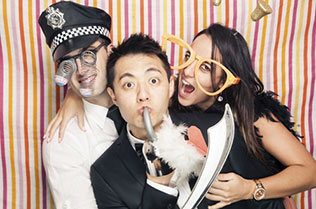 современная свадьба в красно-пастельных тонах, фотосессия с гостями