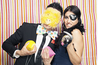 современная свадьба в красно-пастельных тонах, фотосессия с гостями