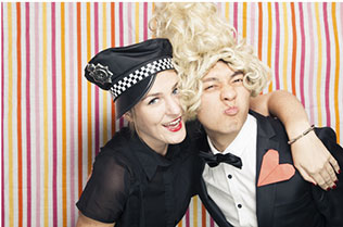 современная свадьба в красно-пастельных тонах, фотосессия с гостями