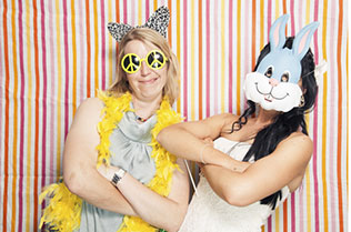 современная свадьба в красно-пастельных тонах, фотосессия с гостями