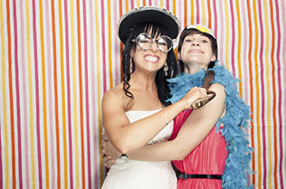 современная свадьба в красно-пастельных тонах, фотосессия с гостями