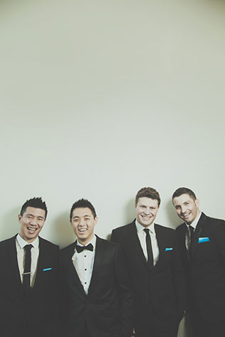 современная свадьба в красно-пастельных тонах, образ жениха