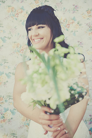 современная свадьба в красных и пастельных тонах, букет невесты