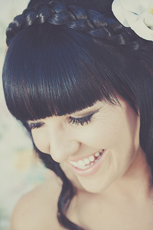 современная свадьба в красных и пастельных тонах, портрет невесты