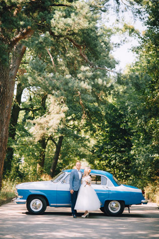 mmm, жених и невеста у автомобиля