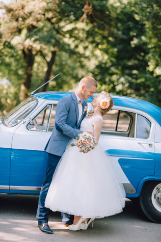 mmm, жених и невеста у автомобиля