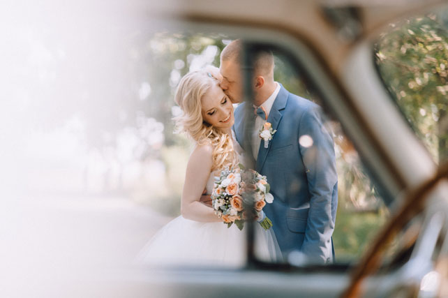 mmm, жених и невеста в машине