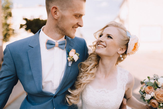 mmm, жених и невеста гуляют по городу