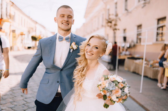 mmm, жених и невеста гуляют по городу