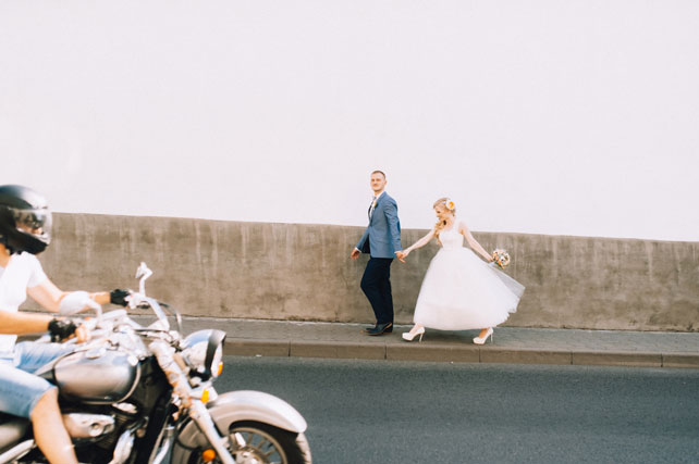 mmm, жених и невеста гуляют по городу