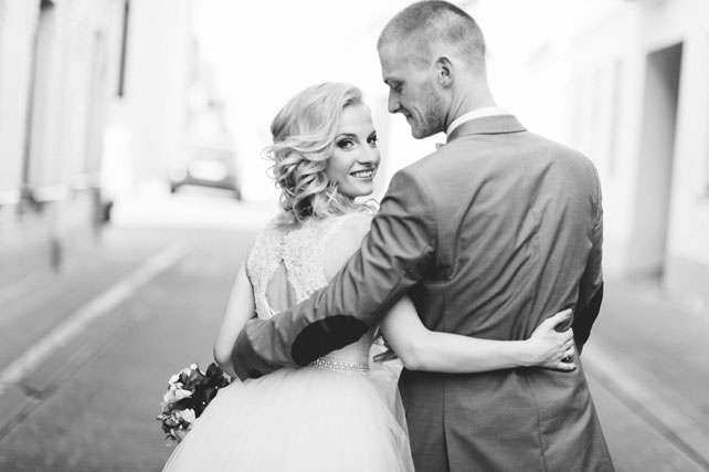 mmm, жених и невеста гуляют по городу