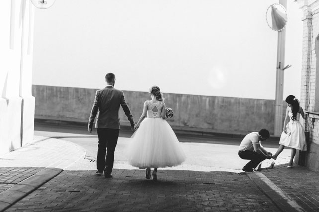 mmm, жених и невеста гуляют по городу