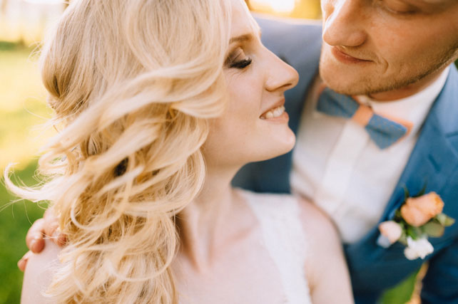 mmm, жених и невеста гуляют по городу