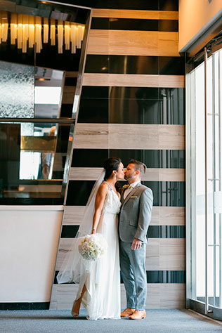 серо-желтая свадьба, фотосессия жениха и невесты