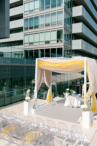 серо-желтая свадьба, церемония на крыше