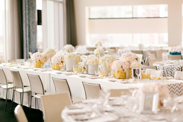 серо-желтая свадьба, декор места торжества