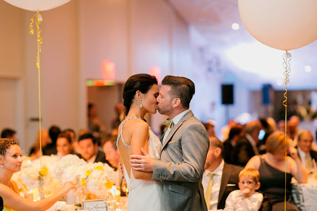 серо-желтая свадьба, декор жених и невеста