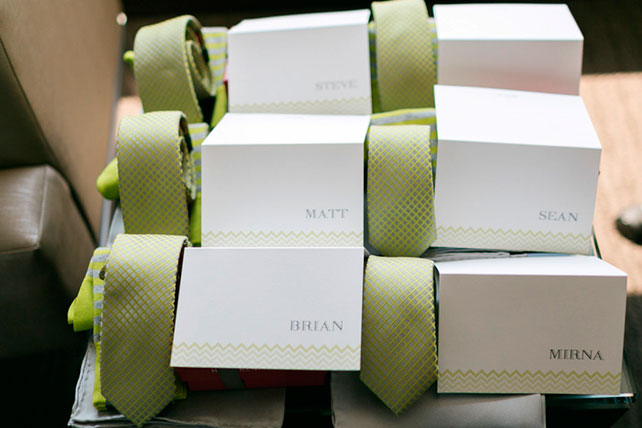 серо-желтая свадьба, аксессуары друзей жениха в цветах свадьбы