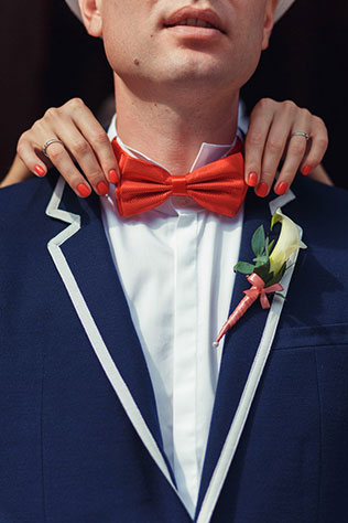 бело-коралловая свадьба в ретро-стиле, бабочка жениха