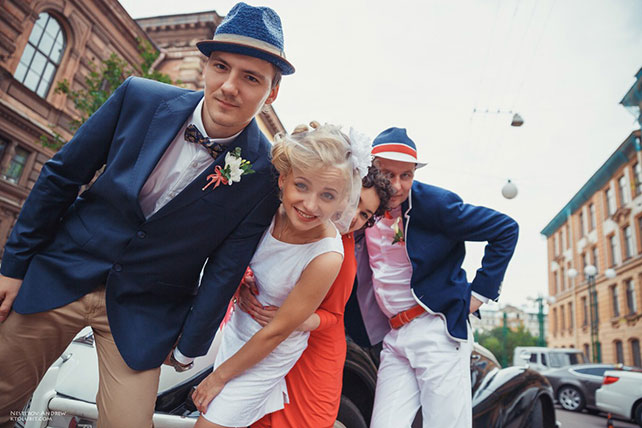 бело-коралловая свадьба в ретро-стиле, жених, невеста и друзья