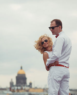 бело-коралловая свадьба в ретро-стиле, жених и невеста