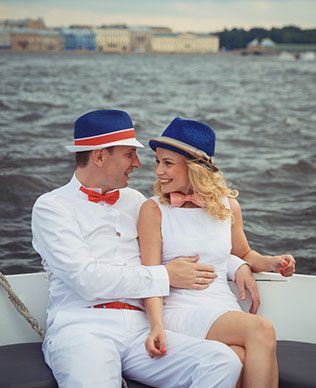 бело-коралловая свадьба в ретро-стиле, жених и невеста