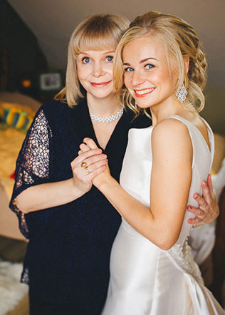 стильная свадьба в морской палитре, невеста с мамой