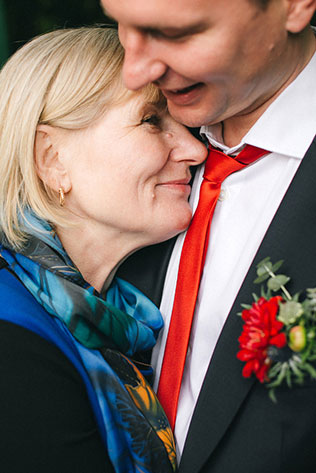 стильная свадьба в морской палитре, жених с мамой