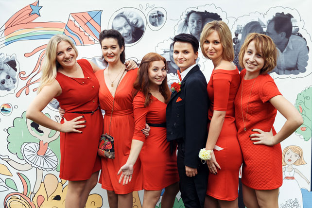 стильная свадьба в морской палитре, подружки невесты в красном