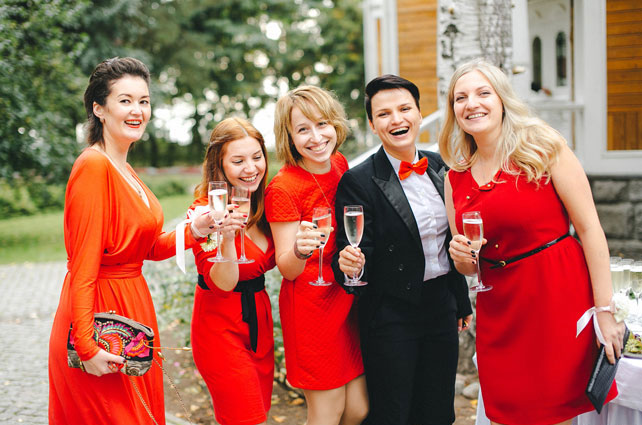 стильная свадьба в морской палитре, подружки невесты в красном