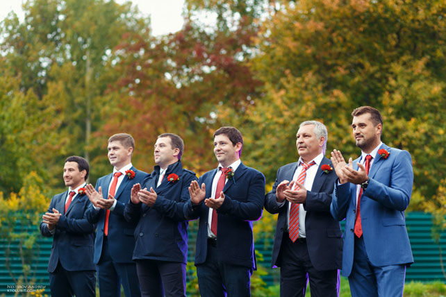 стильная свадьба в морской палитре, друзья жениха