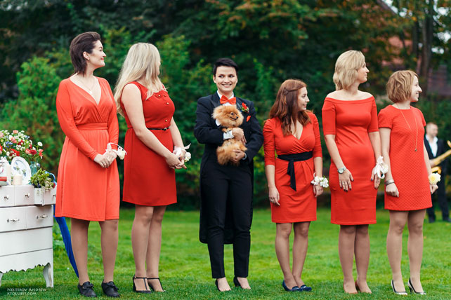 стильная свадьба в морской палитре, подружки невесты в красном