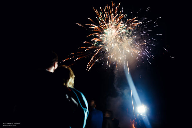 стильная свадьба в морской палитре, фейерверк