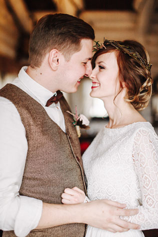 Стильная рустикальная свадьба, жених и невеста