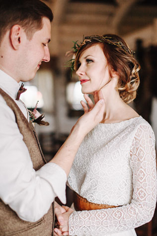 Стильная рустикальная свадьба, жених и невеста