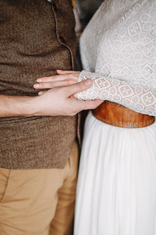 Стильная рустикальная свадьба, жених и невеста