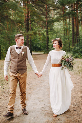Стильная рустикальная свадьба, жених и невеста в лесу